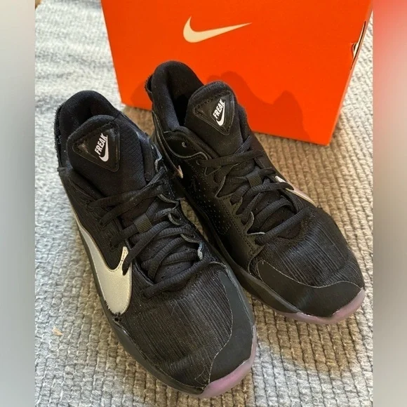 Nike Zoom Freak 2 Youth Size 4Y Boy Black Basketball Running Shoes - Picture 2 of 10